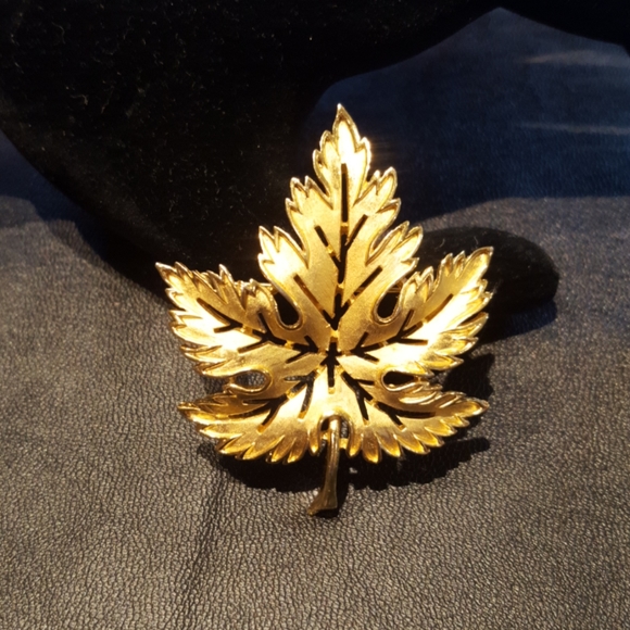 Trifari Crown Vintage Leaf  Brooch - Picture 1 of 7